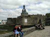 The main land entrance to Concarneau, and waiting just inside...