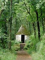 Hut made without morter and with a roof that is simply a cone of stones piled one upon another.