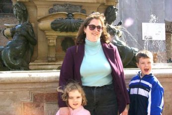 The family in front of the fountain